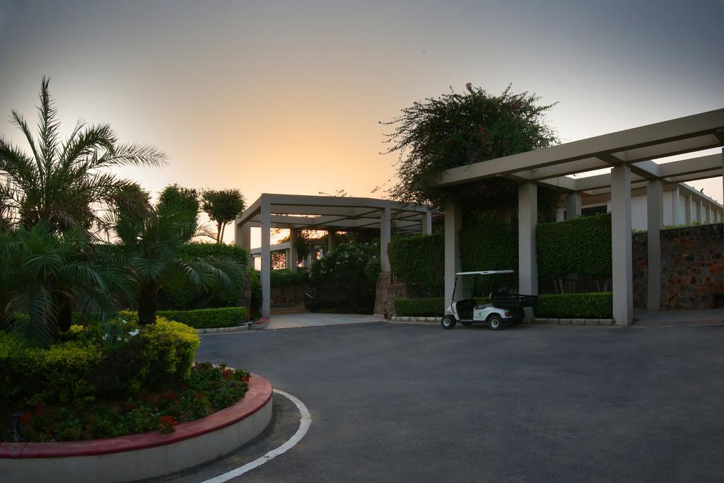 Lemon Tree Hotel, Tarudhan Valley, Manesar Gurgaon Exterior photo