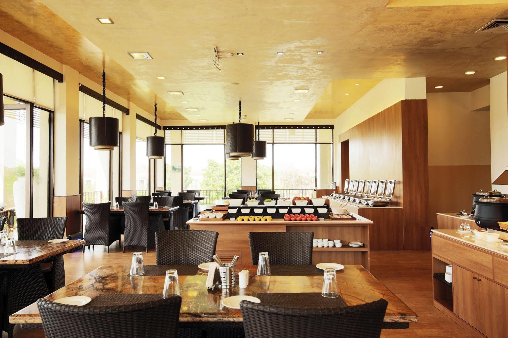 Lemon Tree Hotel, Tarudhan Valley, Manesar Gurgaon Exterior photo