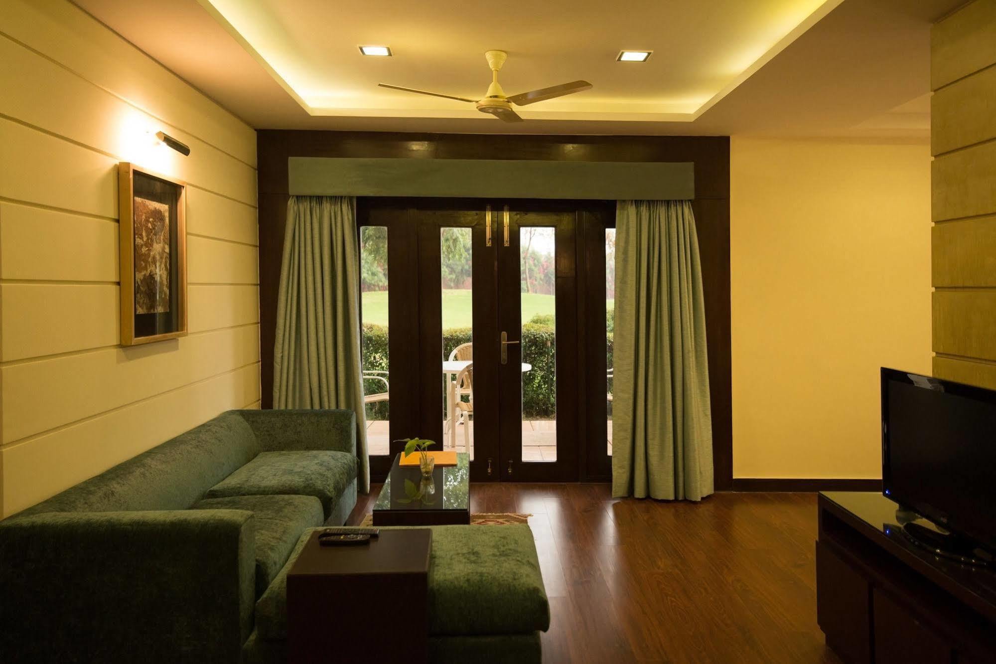 Lemon Tree Hotel, Tarudhan Valley, Manesar Gurgaon Exterior photo