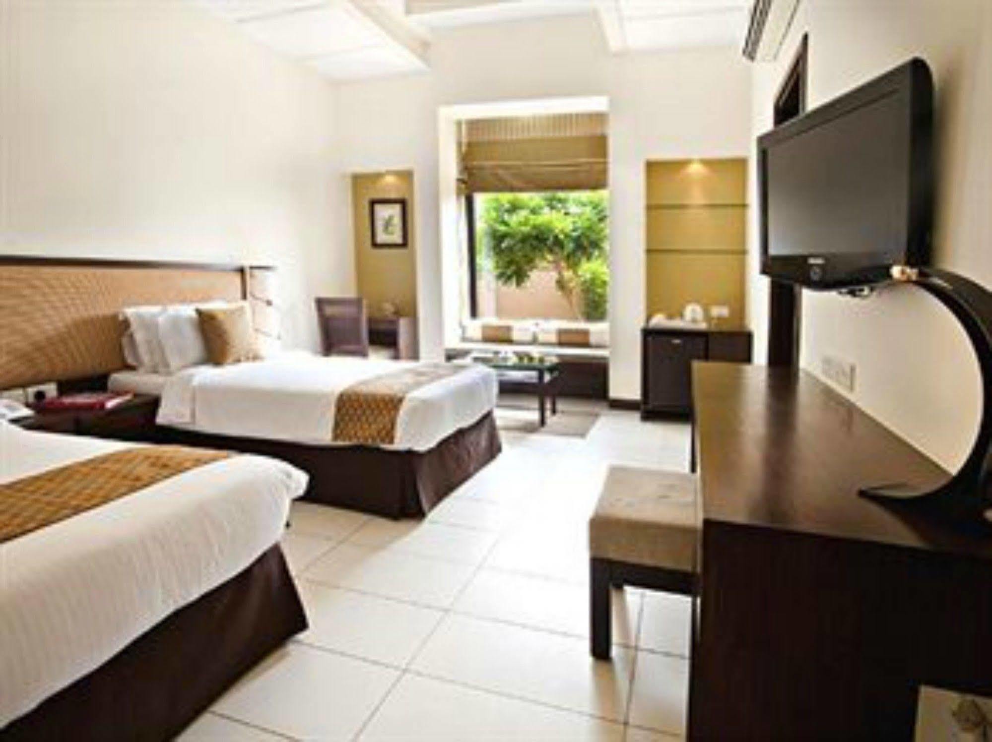 Lemon Tree Hotel, Tarudhan Valley, Manesar Gurgaon Exterior photo