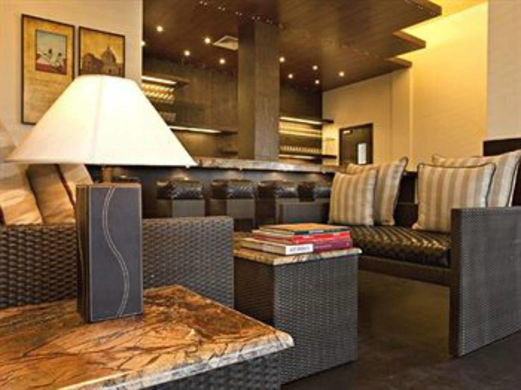 Lemon Tree Hotel, Tarudhan Valley, Manesar Gurgaon Exterior photo